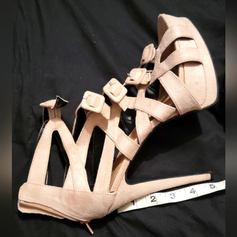 Heel shoes